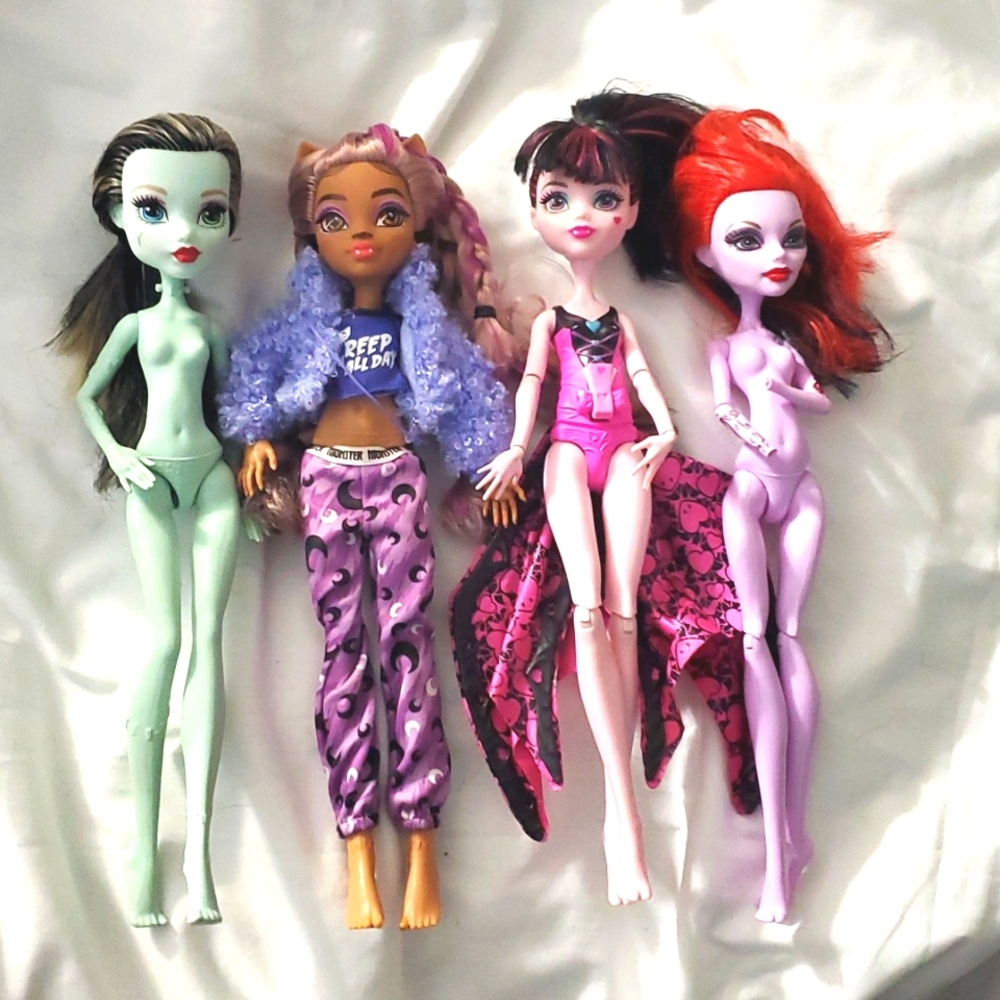 : 4 Monster high dolls Draculaura Frankie stein operetta clawdeen wolf